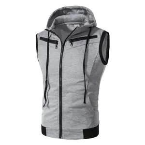 Gros plan d'un gilet gris pour homme à capuche sans manches avec fermetures éclair.