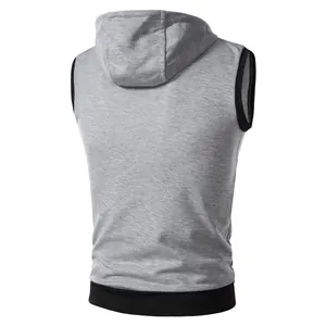 Vue arrière détaillée d'un gilet à capuche gris sans manches pour le sport pour homme