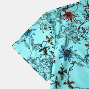 Nahaufnahme des Blumendrucks und Ärmeldetails eines hellblauen Herren-Freizeithemds.