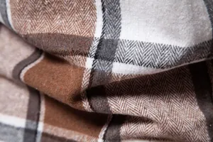 Primer plano de la textura de tela gruesa a cuadros de espiga para camisa casual de hombre