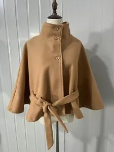 Detailweergave van een kameelkleurige wollen capejas met opstaande kraag en bijpassende riem