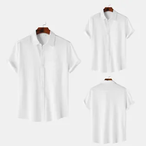 Vistas detalladas de una camisa blanca de manga corta texturizada para hombre