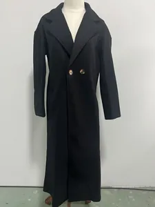 Élégant manteau long en laine noir pour femme avec un design à double bouton sur un mannequin
