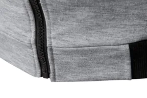 Vue détaillée d'un gilet de sport pour homme avec texture gris chiné et détail de fermeture éclair