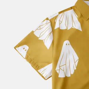 Dettaglio ravvicinato di camicia da uomo giallo senape con stampa a fantasmi