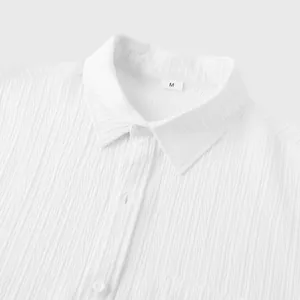 Primer plano de una camisa blanca de manga corta para hombre en tejido texturizado