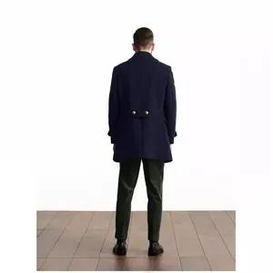 Cappotto di lana da uomo in stile britannico, vista posteriore con bottoni in vita