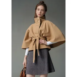 Elegante kameelkleurige wollen capejas met opstaande kraag en ceintuur voor damesmode