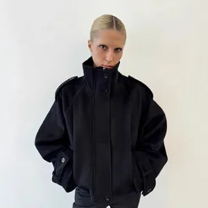 Oversize Damen Wolljacke in Schwarz mit elegantem Stehkragen und praktischem Knopfverschluss