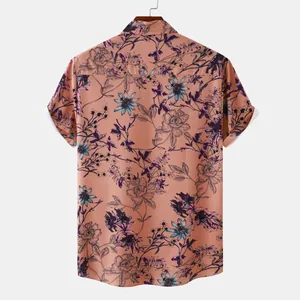 Rückansicht eines Herren Kurzarm-Freizeithemds mit floralem Print in Pfirsichtönen