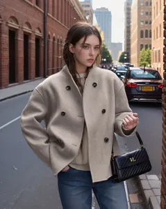 Vista dettagliata di un elegante cappotto di lana beige doppiopetto in un set urbano