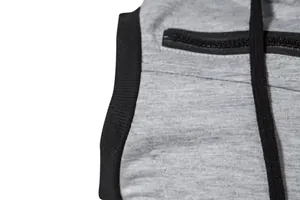 Gros plan d'un gilet de sport gris montrant la fermeture éclair et le tissu respirant