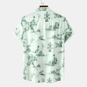 Détail du dos d'une chemise à manches courtes pour hommes avec imprimé de forêt verte