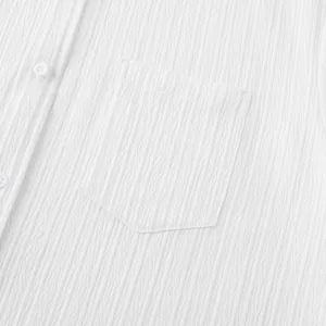 Primer plano de la textura y bolsillo en camisa blanca de manga corta para hombre