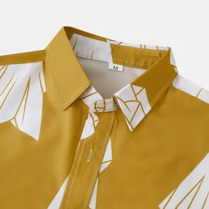 Primo piano del colletto della camicia gialla da uomo con etichetta della taglia M