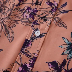 Detailansicht eines Herren-Freizeithemds mit Blumenmuster, Knopf und feinen Nähten
