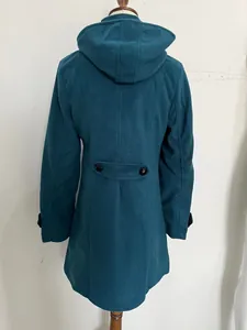 Achteraanzicht van een blauwgroene halflange wollen jas met capuchon voor dames op mannequin