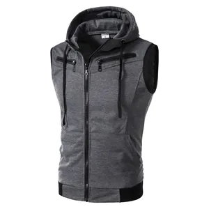 Vue détaillée d'un gilet à capuche gris ajusté pour hommes avec des finitions noires côtelées.