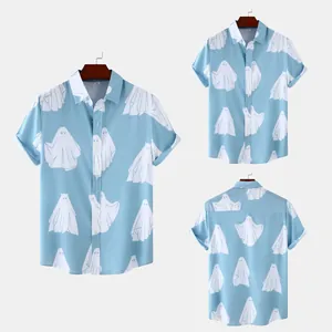 Vista dettagliata camicia blu a maniche corte da uomo con graziose stampe di fantasmi bianchi