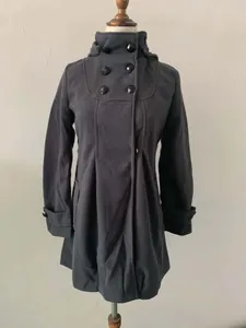 Donkergrijze halflange wollen damesjas met dubbele rij knopen en elegante cape-stijl