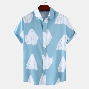 Dettaglio di una camicia da uomo a maniche corte celeste con stampa di fantasmi bianchi