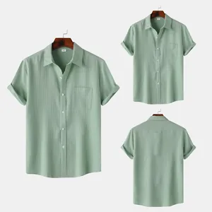 Vistas detalladas de la camisa texturizada para hombre verde salvia con cuello solapa