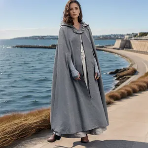 Elegante lange grijze wollen mantel met capuchon voor dames in kustlandschap