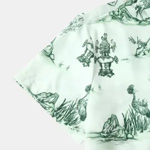 Détail en gros plan d'une chemise homme à manches courtes avec imprimé toile nature verte.