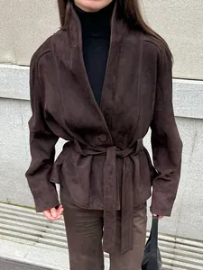 Detailansicht der braunen Wildlederjacke im Vintage-Stil mit Gürtel und Textur