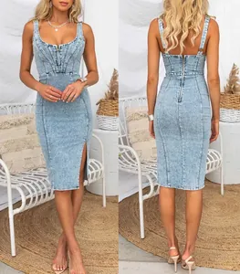 Vorder- und Rückansicht eines figurbetonten Denim-Midikleids mit Rückenreißverschluss und Schlitz.