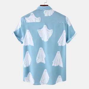 Vista posteriore dettagliata di camicia a maniche corte celeste da uomo con motivo fantasma