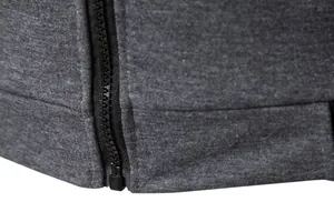 Détail du zip de haute qualité et de la texture grise de ce gilet de sport pour homme
