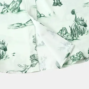 Gros plan d'une chemise pour homme à manches courtes avec imprimé animalier vert style encre