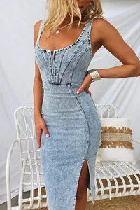 Eng anliegendes Jeans-Midikleid in Hellblau mit Acid-Wash, U-Ausschnitt und Reißverschluss