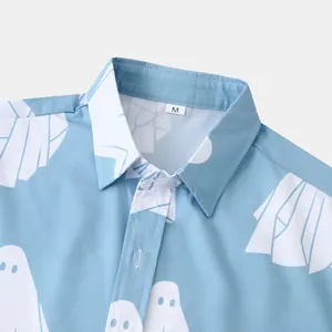 Dettaglio ravvicinato di camicia da uomo a maniche corte celeste con stampa di fantasmi bianchi
