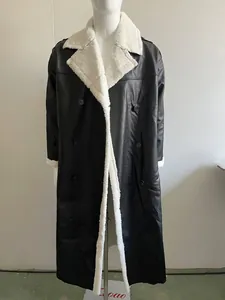 Elegante cappotto lungo nero in ecopelle con colletto in shearling su manichino.