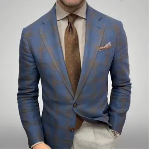 Gros plan d'un blazer pour homme à carreaux bleus et marrons avec un design rétro.