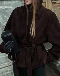 Vintage dunkelbraune Wildlederjacke mit Kapuze und Gürtel für elegante Damenmode