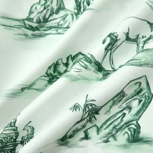 Gros plan du motif de paysage à l'encre verte sur le tissu d'une chemise hawaïenne.