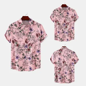 Mehrere Ansichten eines rosa geblümten Herren-Kurzarmhemds an Holzkleiderbügeln
