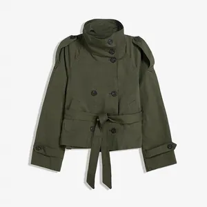 Gedetailleerde weergave van een korte olijfgroene trenchcoat met dubbele rij knopen