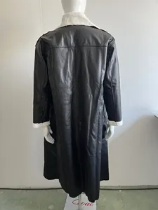 Dettaglio posteriore di un lungo cappotto in ecopelle nera con finiture in shearling