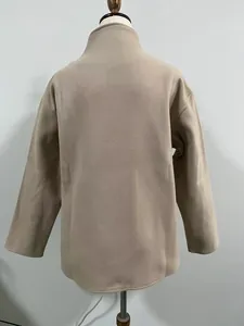 Vista posteriore di un cappotto di lana beige da donna, stile minimalista.