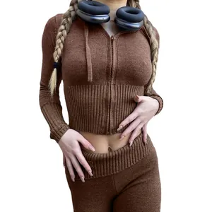 Detailaufnahme des braunen Strick-Kapuzensets mit Rippbund und feiner Strickstruktur.