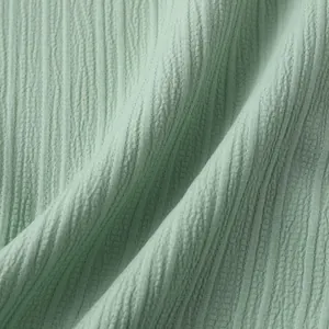 Primer plano macro de tela crepé verde salvia con textura para camisas de verano de hombre