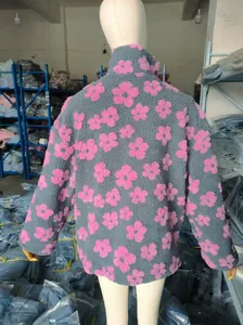 Gedetailleerd achteraanzicht van een grijze sherpa-sweatshirt met roze bloemmotieven