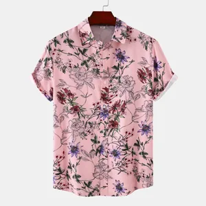 Nahaufnahme eines rosa Herren-Freizeithemds mit kurzen Ärmeln und Blumenmuster