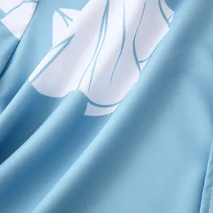 Dettaglio ravvicinato del tessuto azzurro con stampa a conchiglia per camicia