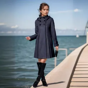 Stijlvolle donkergrijze halflange wollen damesjas met capuchon en geplooide zoom in cape-stijl