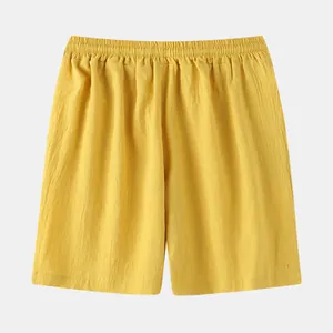Gros plan sur la texture respirante en coton et lin jaune du short d'été pour homme